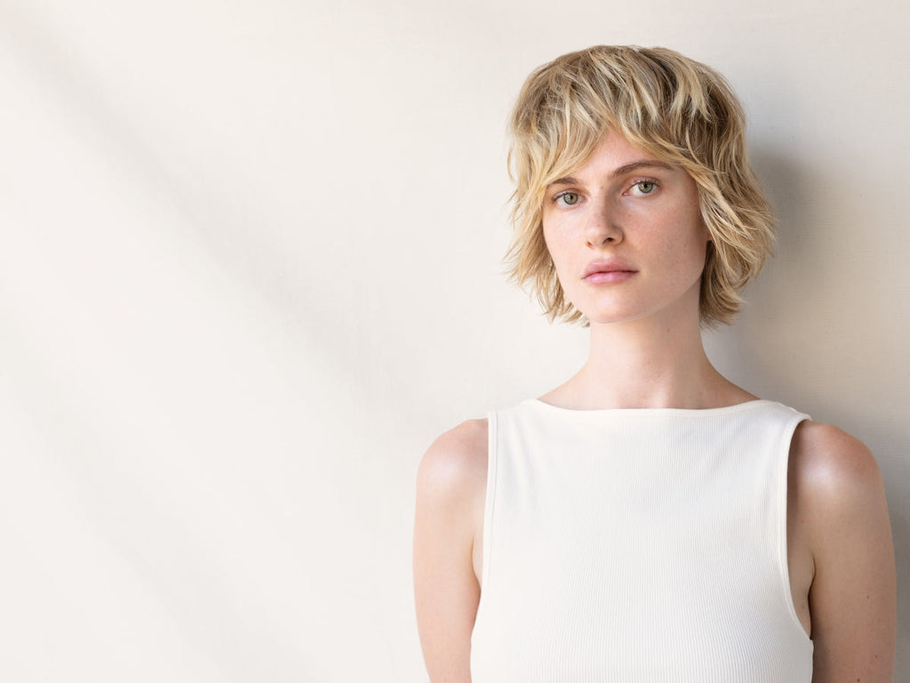 So kreierst Du glatte Looks für kurzes, gestuftes Haar