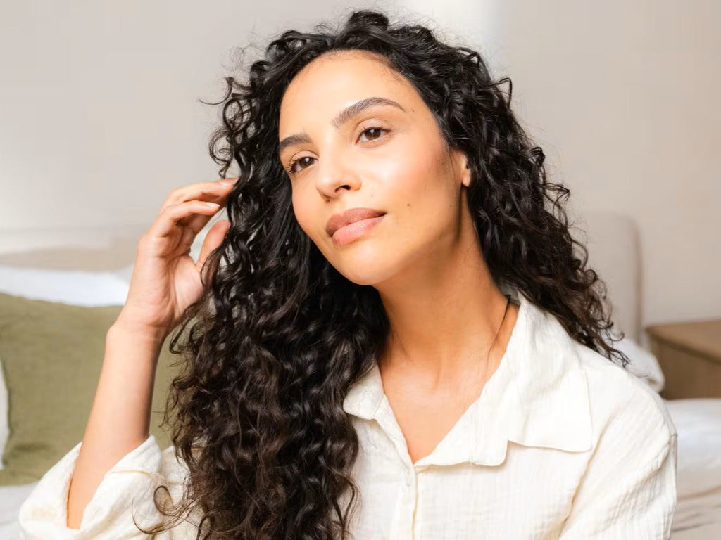 Shampoo für lockige Haare: Die Basis für definierte und frizzfreie Locken