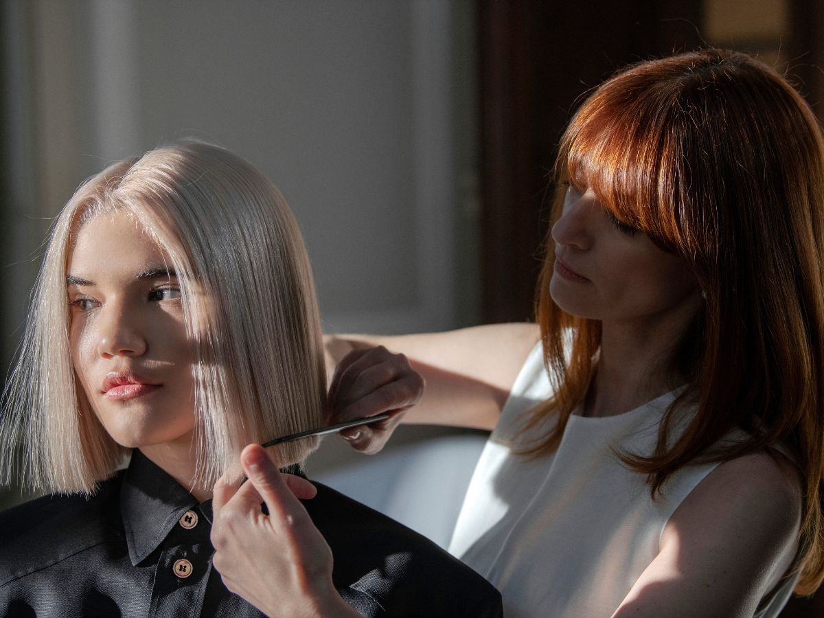 Coloriertes Haar pflegen: Protein- oder Feuchtigkeitsmangel erkennen