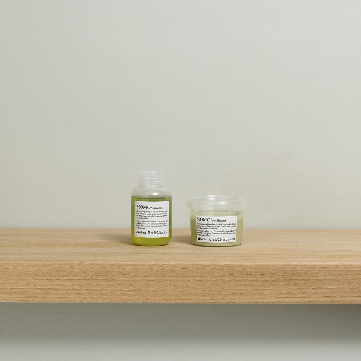 Translation missing: de.products.general.vendor: ESSENTIAL HAIRCARE MOMO Shampoo  Feuchtigkeitsspendendes Shampoo für trockenes Haar -100x.jpg?v=1765975638
